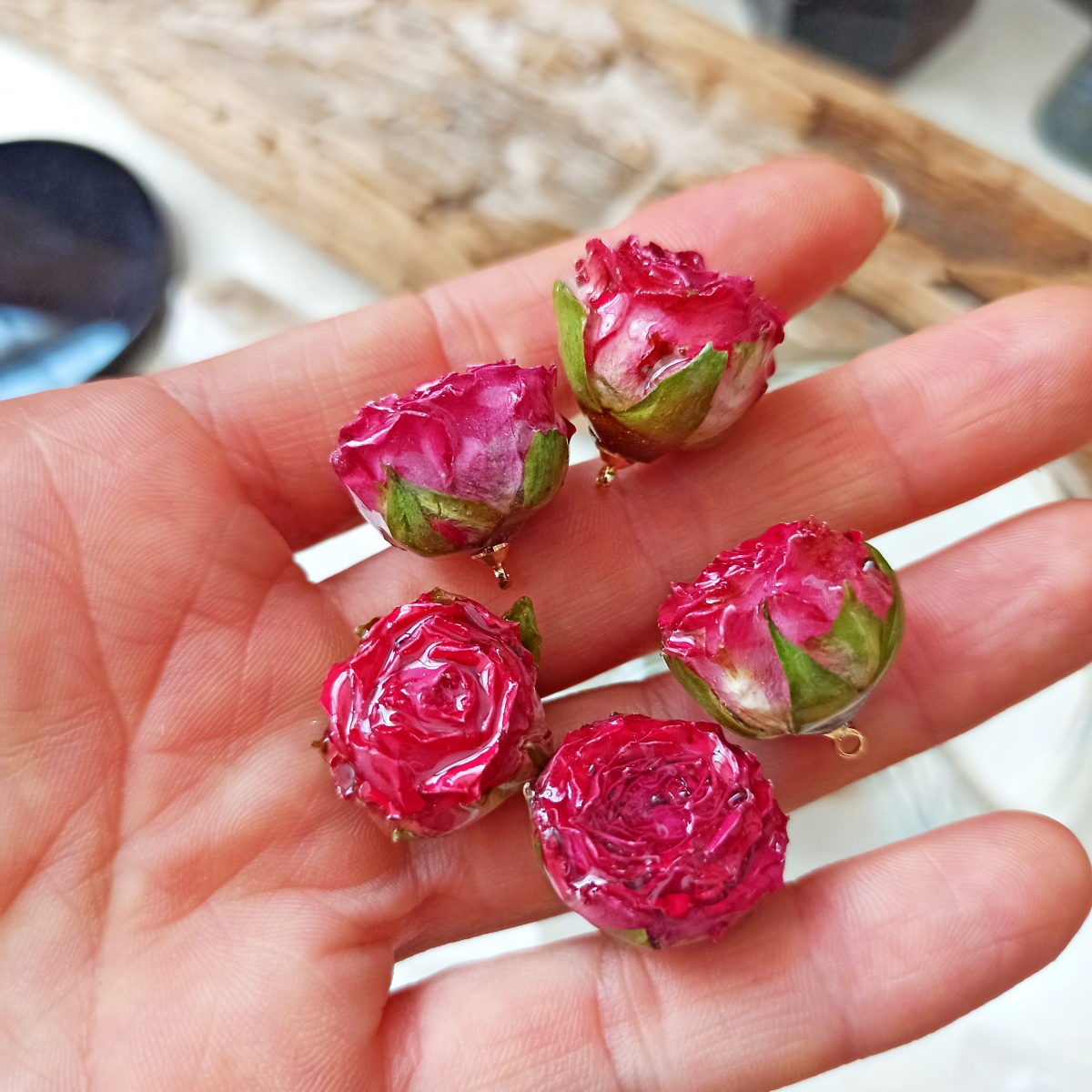 Ciondolo fiore in resina rosa magenta dettaglio