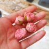 Ciondolo pendente bocciolo fiore in resina rosa cipria dettaglio
