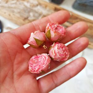 Ciondolo pendente bocciolo fiore in resina rosa cipria dettaglio