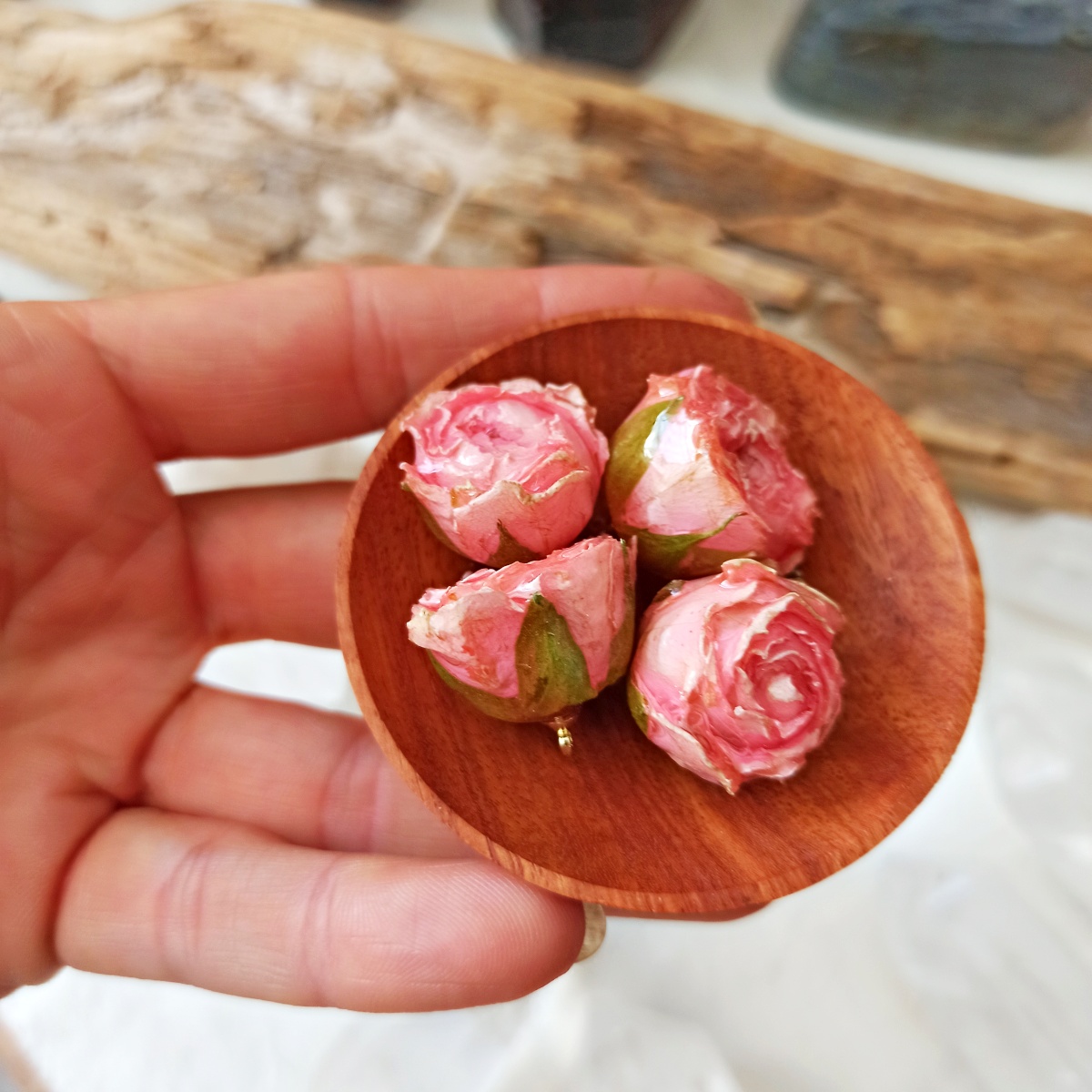 Ciondolo pendente bocciolo fiore in resina rosa cipria particolare