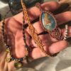 Filo Linhasita tecnica macrame su collana e bracciale toni marroni e beige
