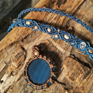 Bracciali e gabbia tecnica macramè su pietra dura cabochon e bracciali