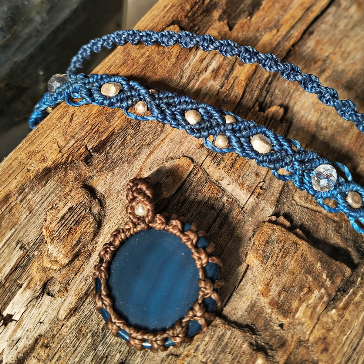 Bracciali e gabbia tecnica macramè su pietra dura cabochon e bracciali