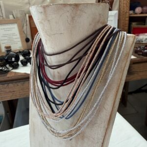 Alternative view of Collana Girocollo in Cordino Sintetico Intrecciato con Chiusura Acciaio Dorato o Argentato
