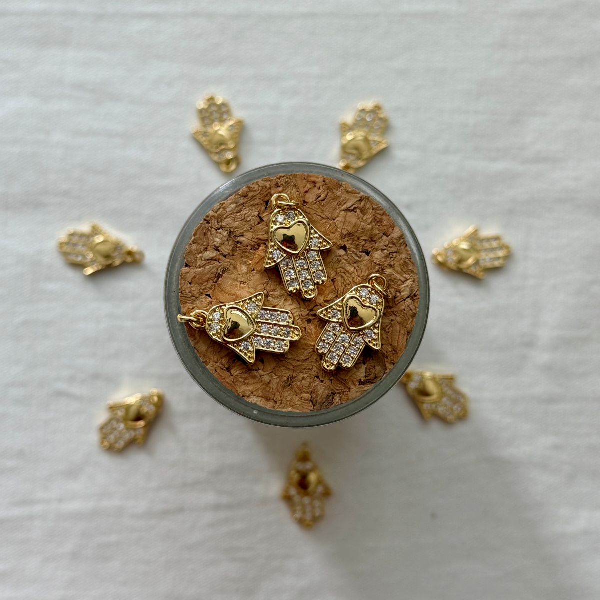 Ciondolo Mano di Fatima 1,2 cm in Ottone Dorato con Cubic Zirconia - immagine 2